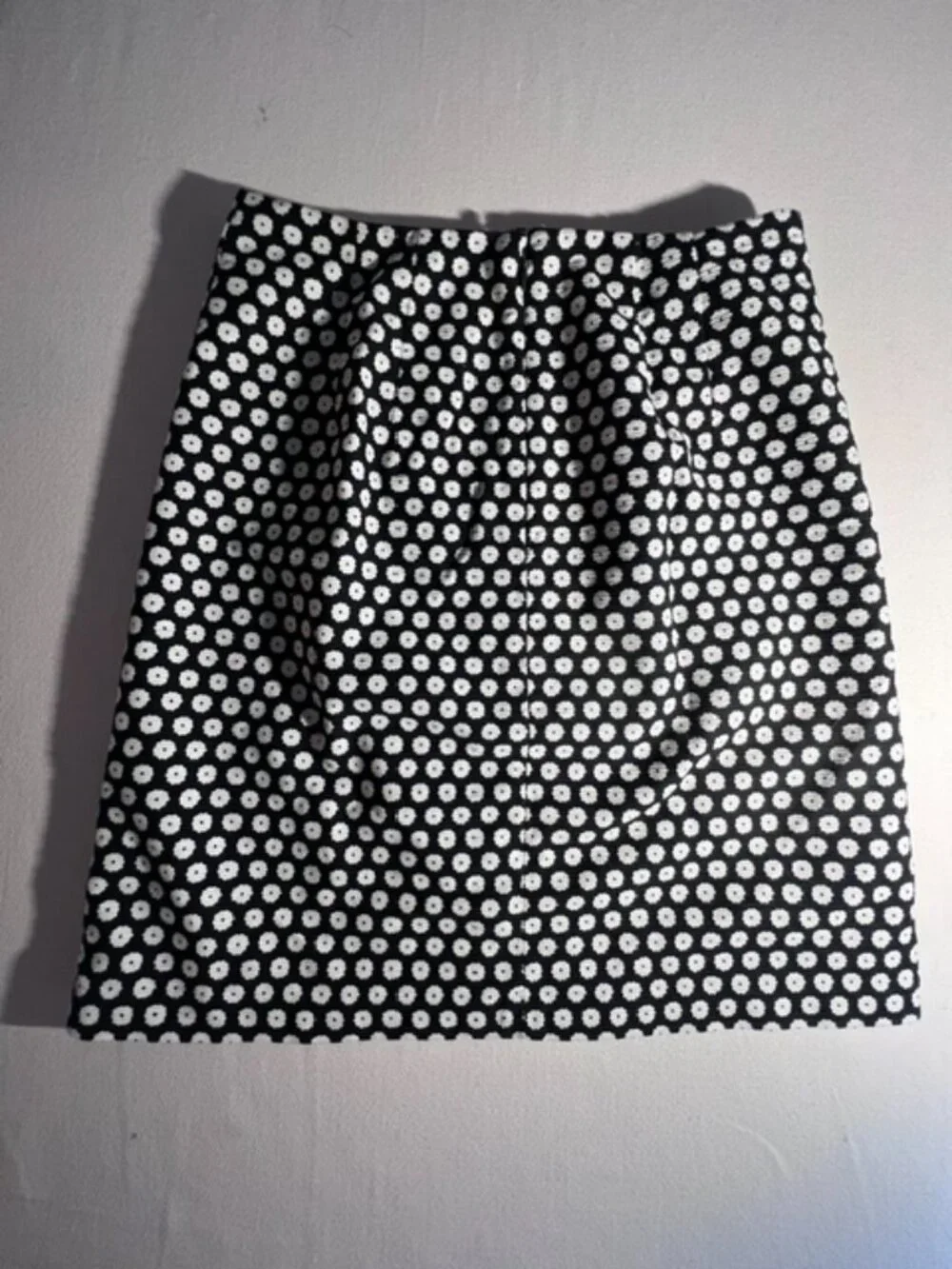 ANN TAYLOR Petite skirt size 0P a classic‎ black and white floral daisy pattern